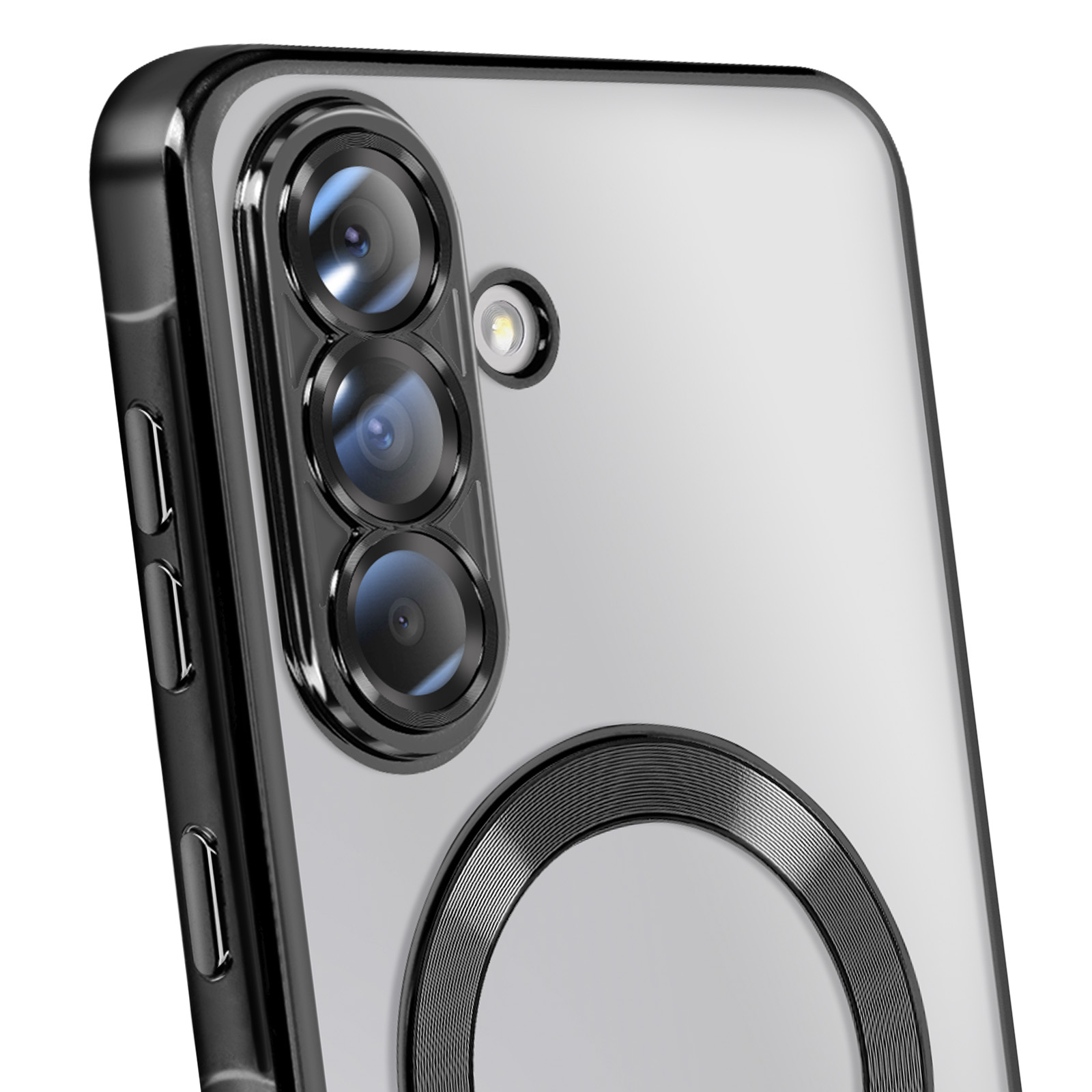Gros plan d'un téléphone avec une coque transparente. Le téléphone a trois objectifs et un flash. Un anneau noir est à l'arrière.