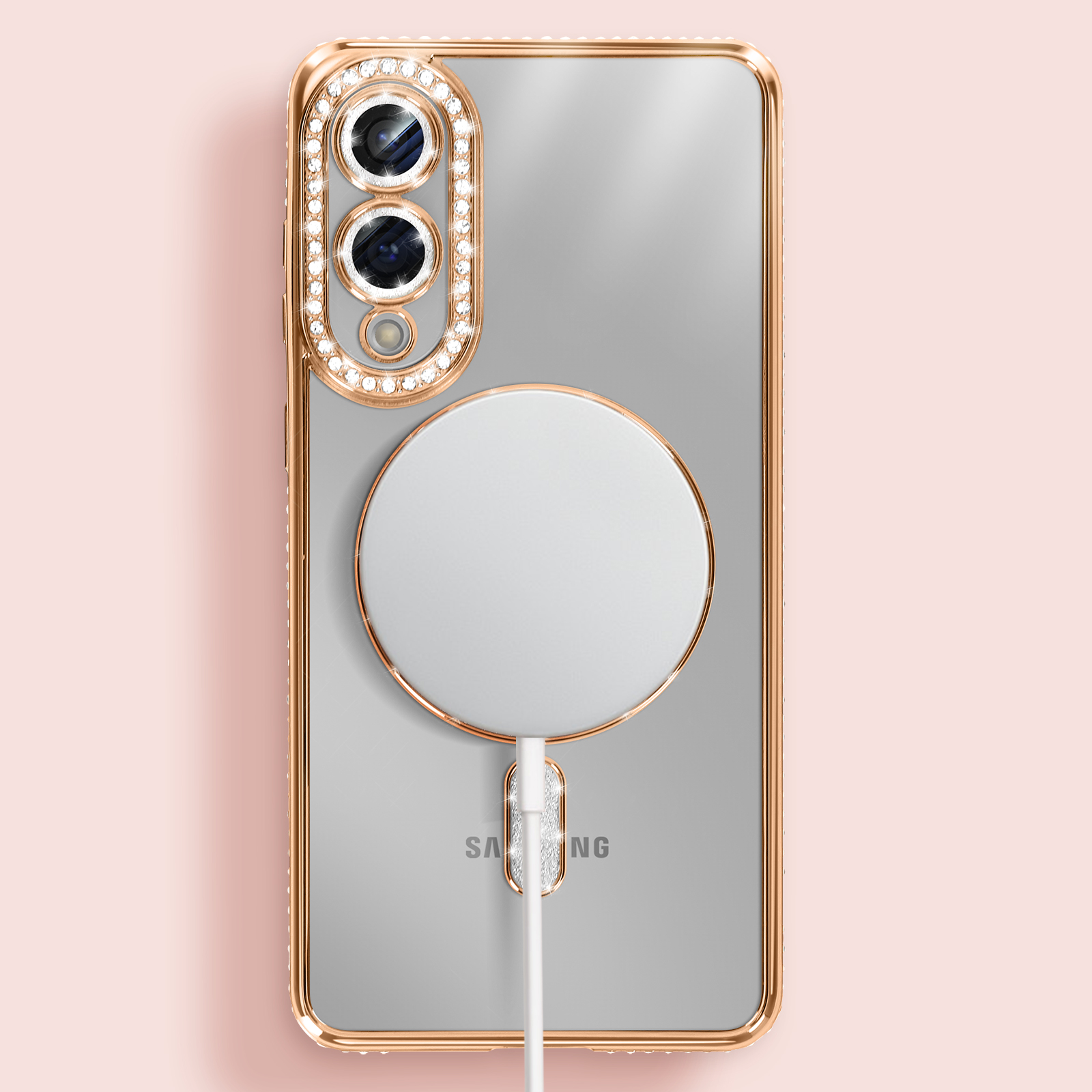 Une coque de téléphone dorée avec un dos transparent. Il a un chargeur blanc rond et des objectifs d'appareil photo avec des strass.