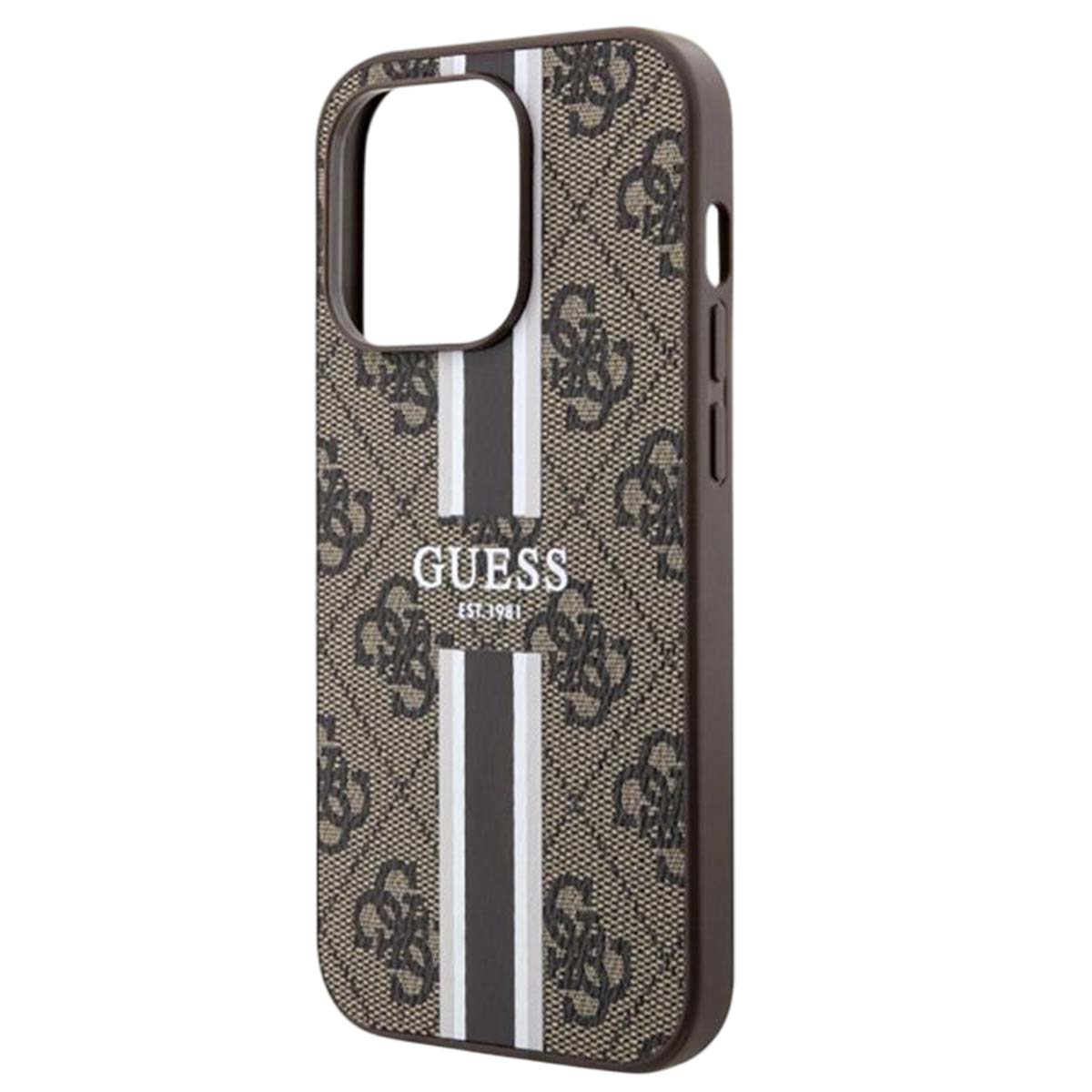 Una custodia per telefono Guess. Ha un motivo marrone e beige con il logo Guess in bianco. Due strisce bianche verticali.