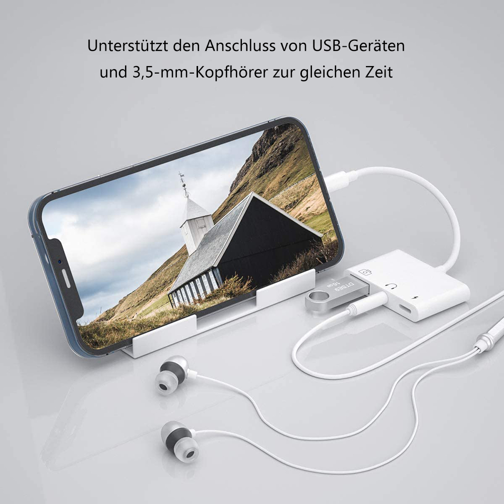 Telefon mit Adapter, Ohrhörern und einem Landschaftsbild auf dem Bildschirm. Weiße Kabel und ein weißer Adapter. Text auf Deutsch.