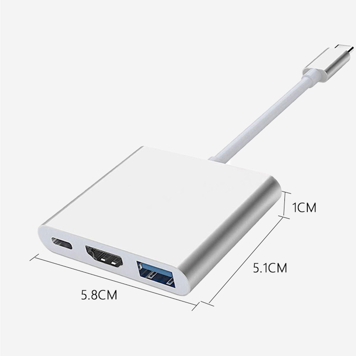 Ein silberner USB-C-Hub mit HDMI- und USB-Anschlüssen. Er hat ein weißes Kabel, das mit einem USB-C-Anschluss verbunden ist. Maße werden angezeigt.