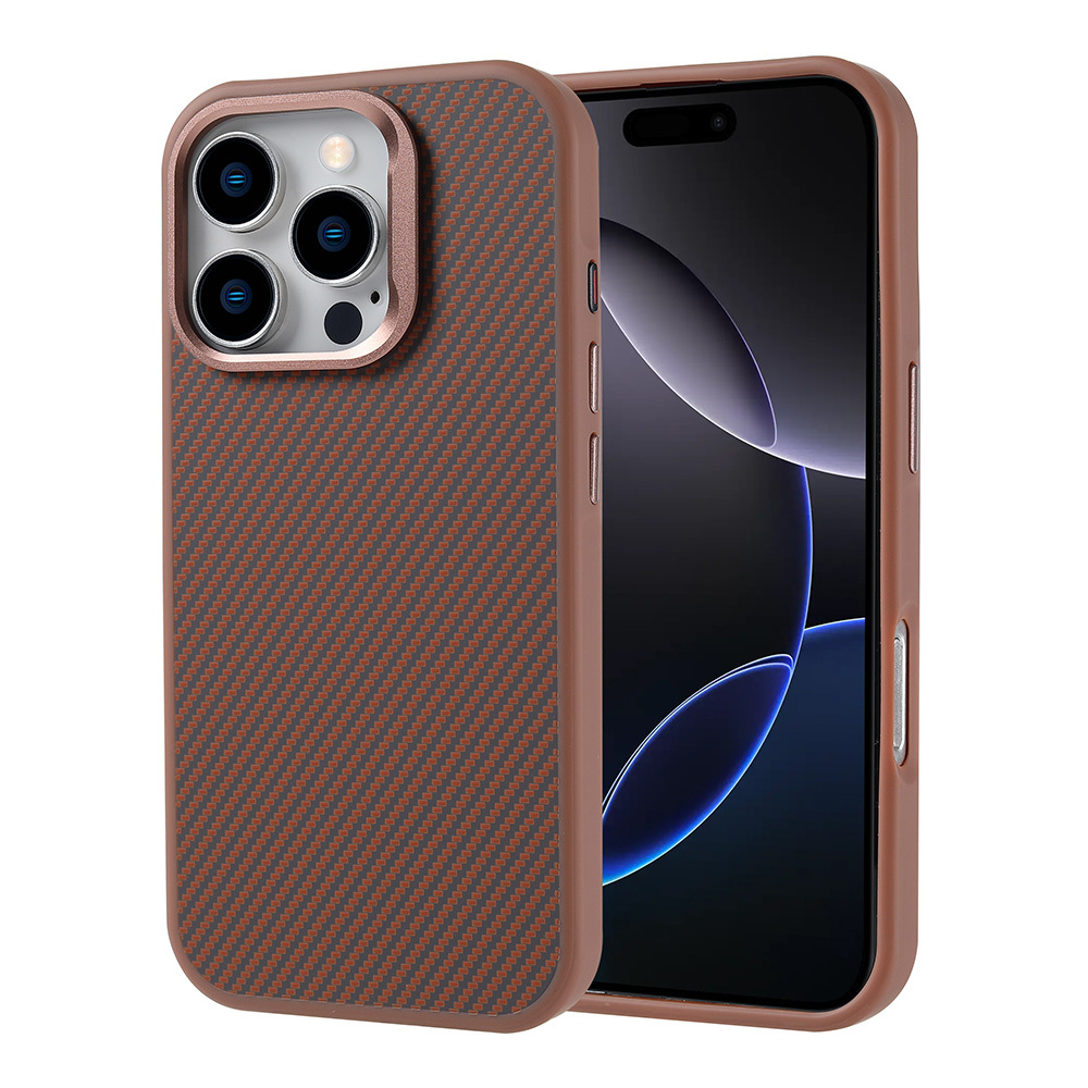 İki telefon kılıfı. Biri bir telefona takılı, diğeri yanında. Kılıf, karbon fiber dokulu kahverengi. Diğer telefon siyahtır.