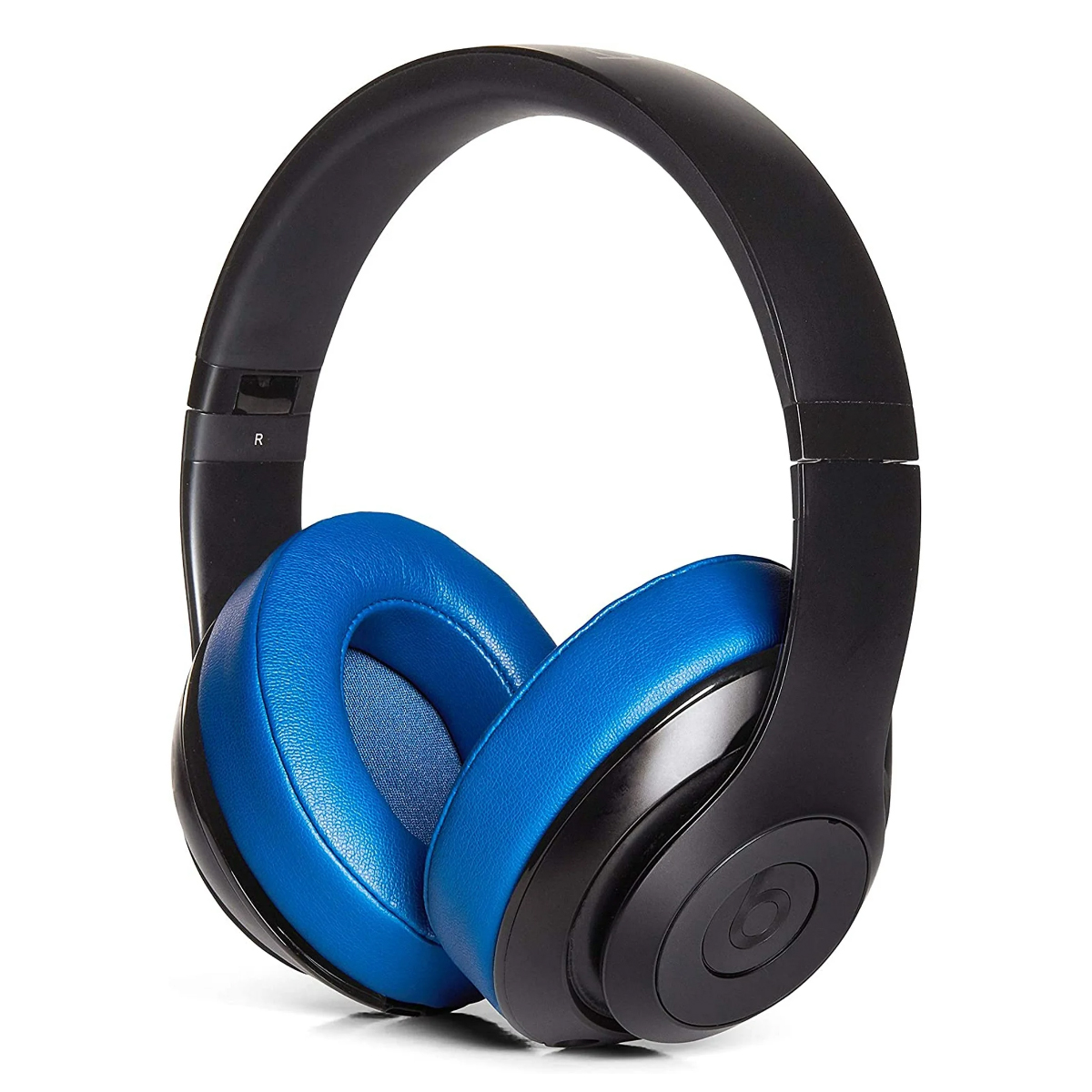 Schwarze Kopfhörer mit blauen Ohrmuscheln, platziert auf weißem Hintergrund. Die Kopfhörer sind von der Marke Beats.