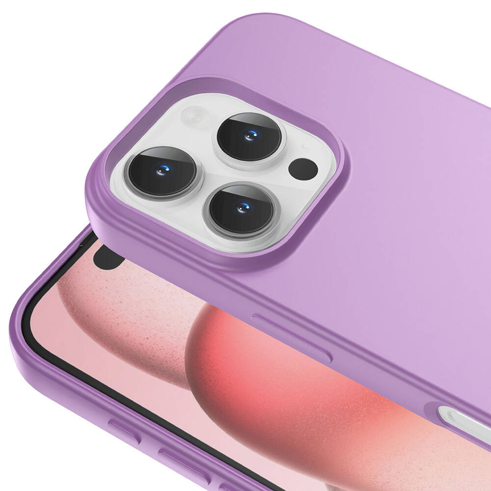 Mor telefon kılıfının kamera lensleriyle yakın çekimi. Telefonun ekranı arka planda pembe ve beyaz renkleri gösteriyor.