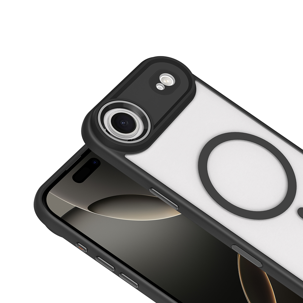 Bir telefonun üzerinde, lens koruyuculu siyah bir telefon kılıfı. Kılıf şeffaf, siyah bir halka ve siyah kenarlara sahip.