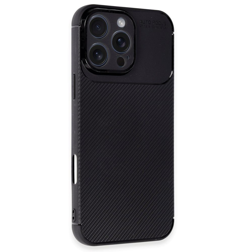Karbon fiber dokulu siyah telefon kılıfı. Üç lensli bir kamera çıkıntısı ve "Auto Focus" yazısı var.