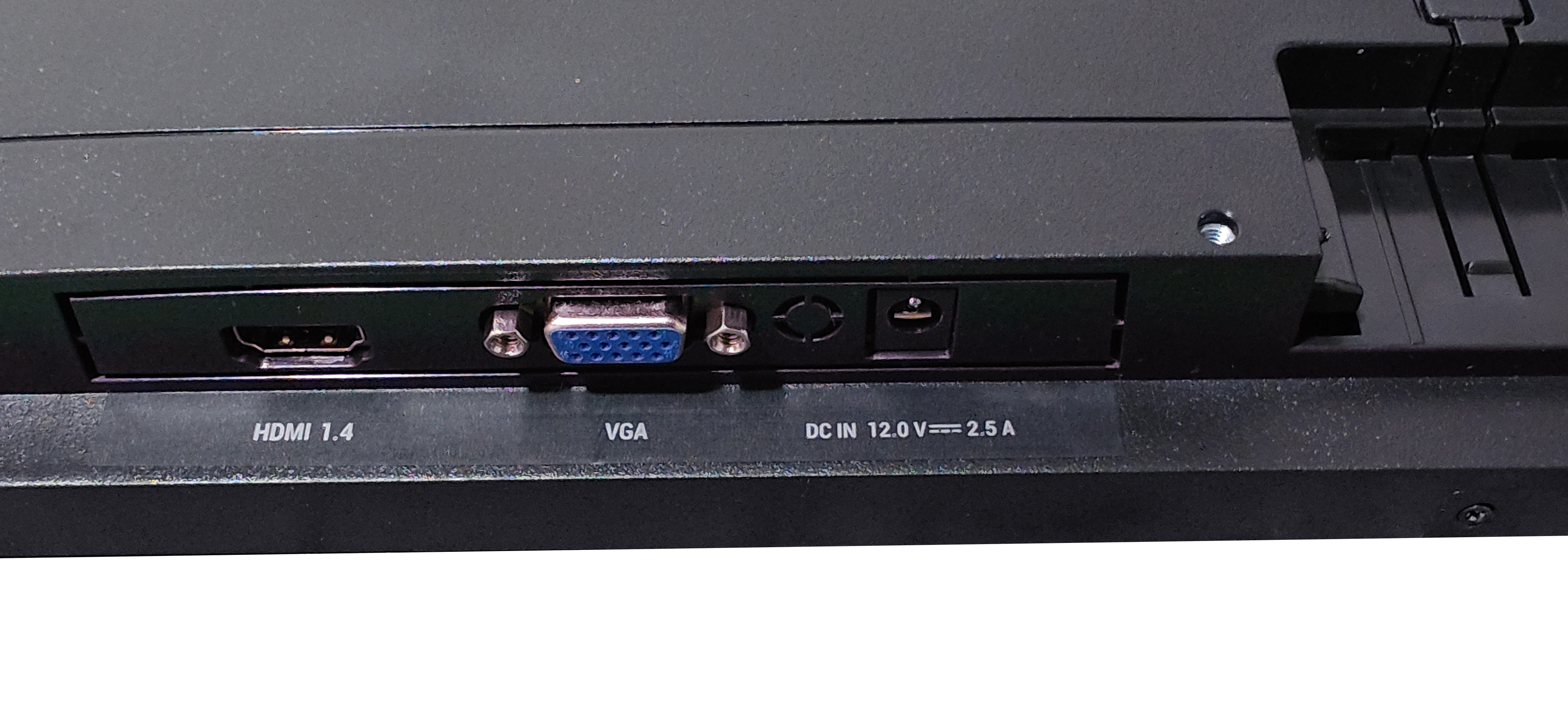 Primo piano del pannello posteriore del monitor. Include HDMI, VGA, ingresso alimentazione ed etichette: HDMI 1.4, VGA, DC IN 12.0V=2.5A.