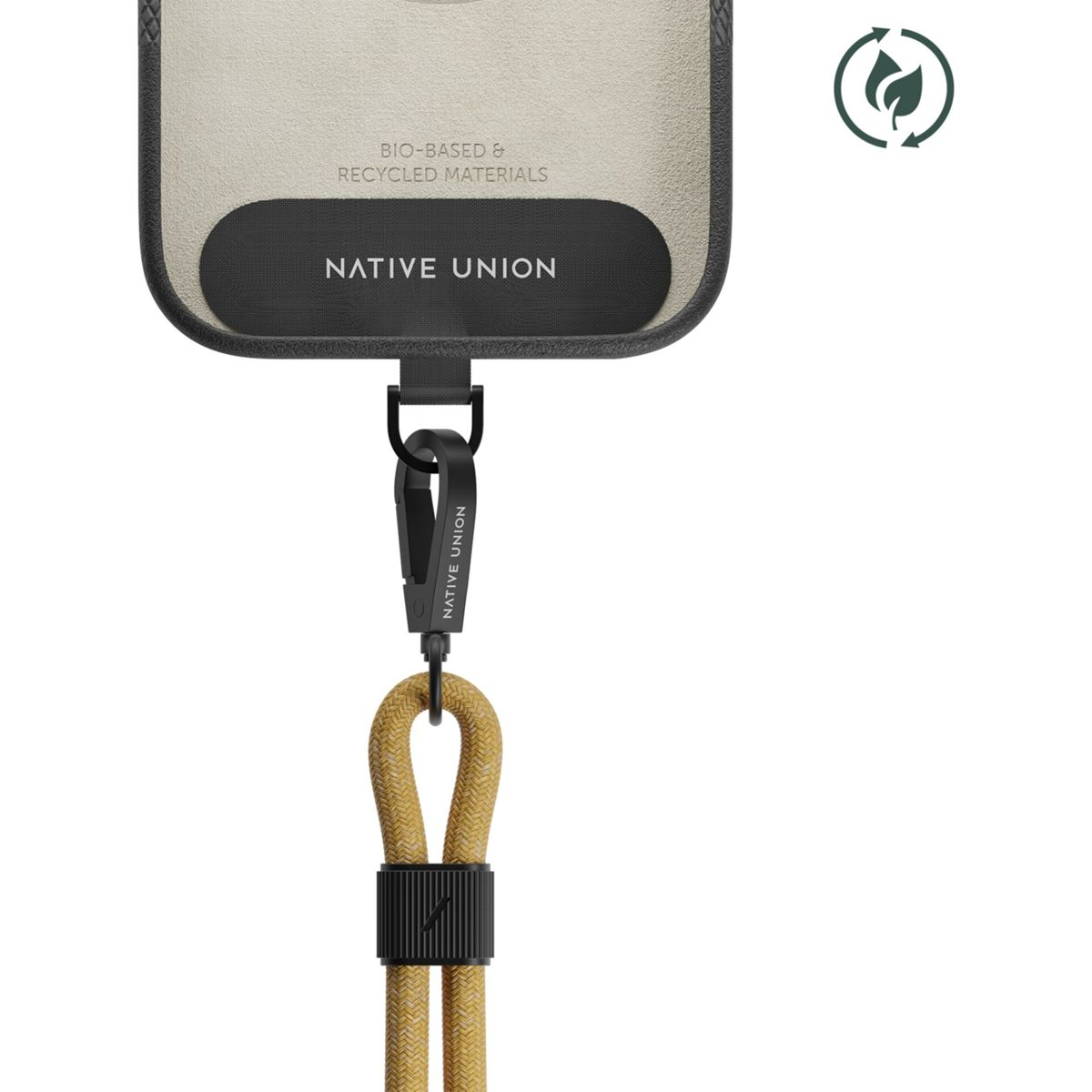Una custodia per telefono con cordino. Sulla custodia c'è scritto 'Native Union' e 'Bio-based & Recycled Materials'. Il cordino è beige con una clip nera.