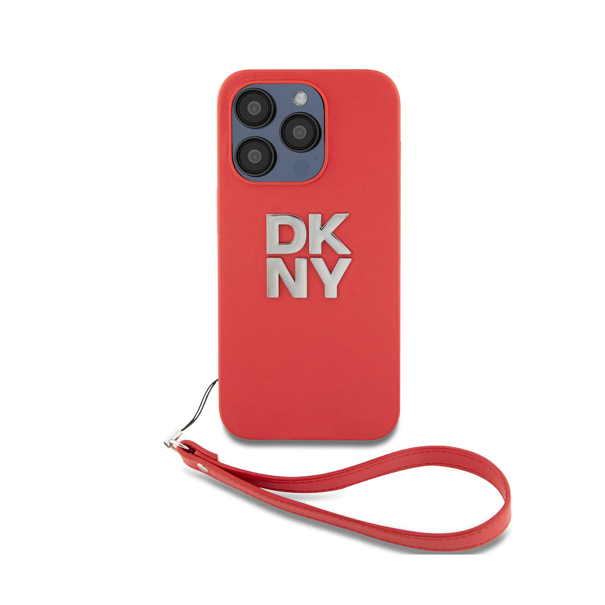 Custodia per telefono DKNY rossa con logo e cinturino argentati. Tre obiettivi della fotocamera sono visibili in alto. La custodia è su sfondo bianco.