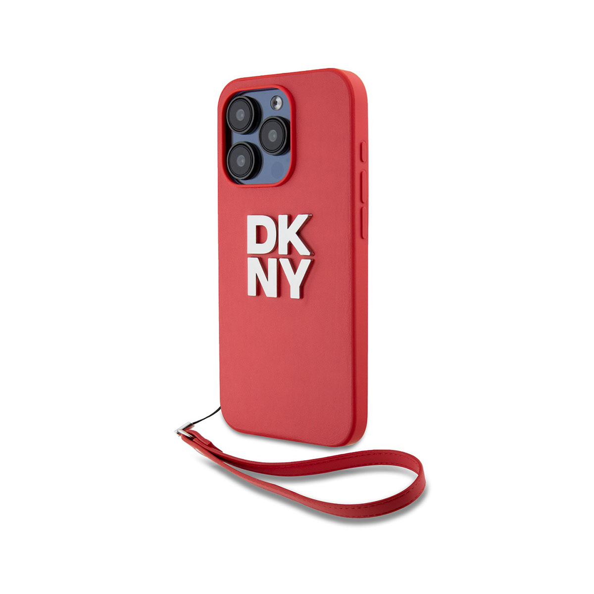 Una custodia rossa per iPhone con logo DKNY e cinturino. Il telefono ha più lenti della fotocamera. Lo sfondo è bianco.