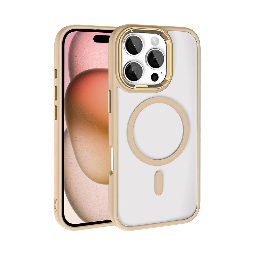 Altın çerçeveli şeffaf bir kılıf içinde bir iPhone. Kılıf, dairesel bir mıknatıs tasarımına ve bir kamera kesiğine sahip.