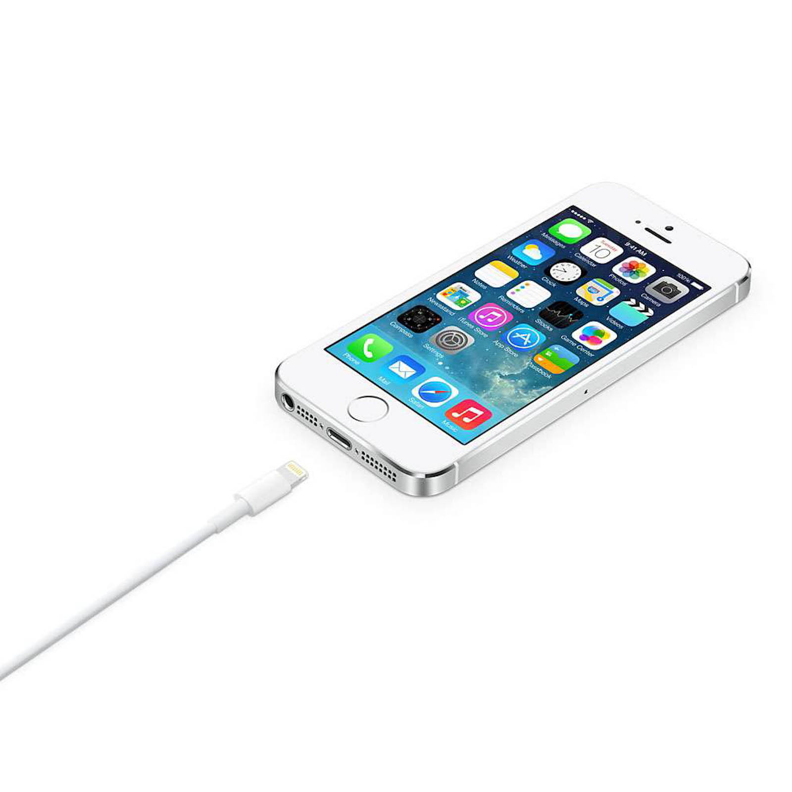 Un iPhone bianco con cavo di ricarica. Lo schermo mostra icone di app. Il cavo è collegato al telefono.
