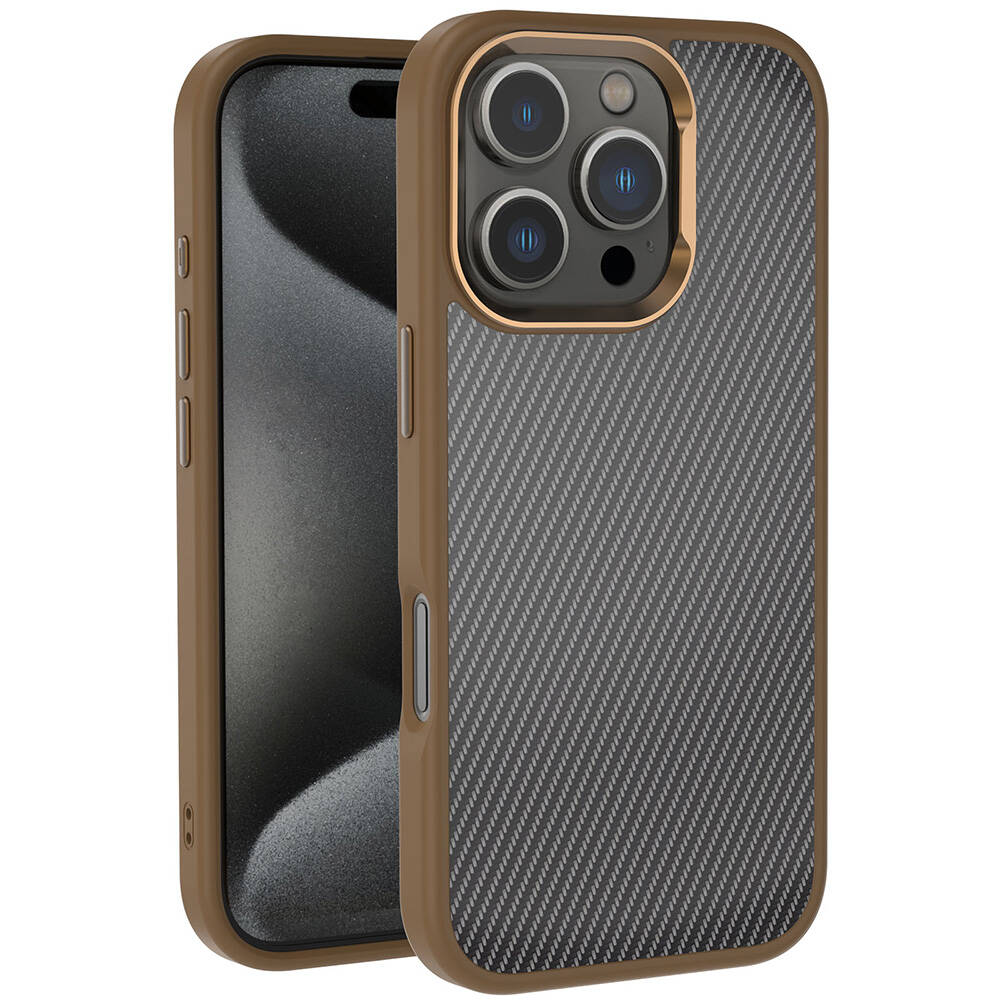 Karbon fiber dokulu kahverengi ve gri telefon kılıfı. Kılıf bir akıllı telefonda. Kamera lensleri görünür durumda.