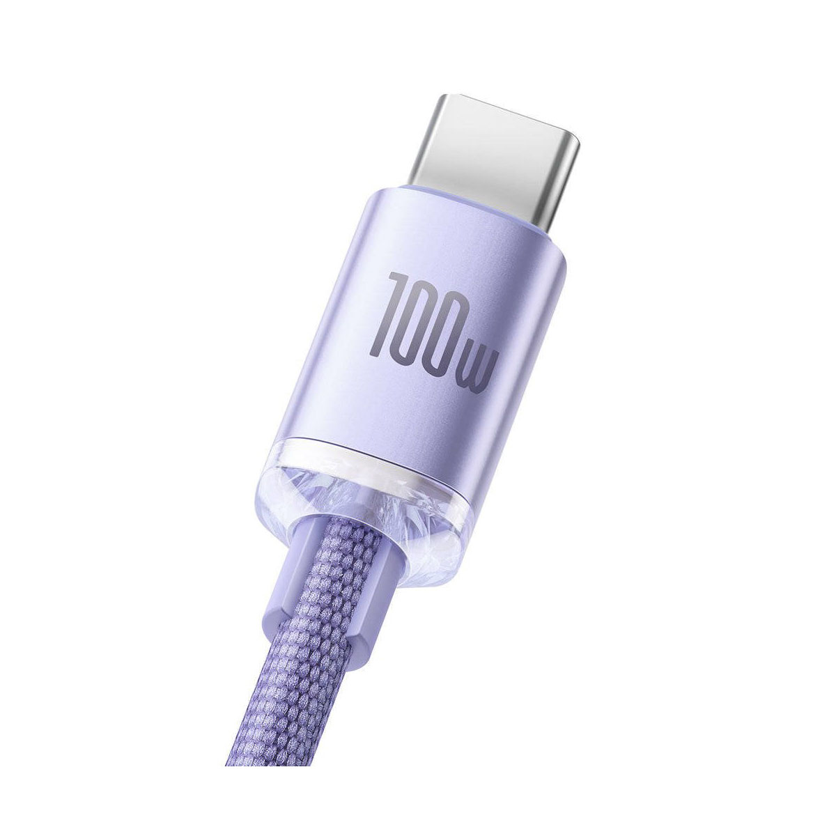 Un cavo USB-C viola da 100W è angolato diagonalmente. Il cavo ha un cavo rivestito in tessuto e un connettore in metallo argentato.