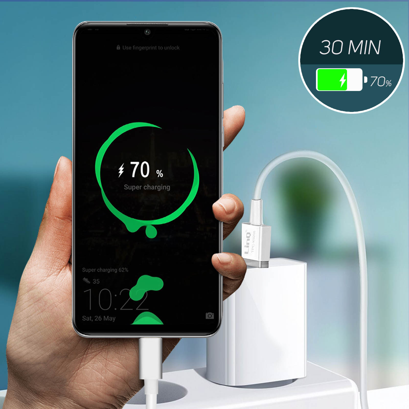 Un telefono in carica. Lo schermo mostra il 70% di carica. Un cavo collega il telefono al caricabatterie.