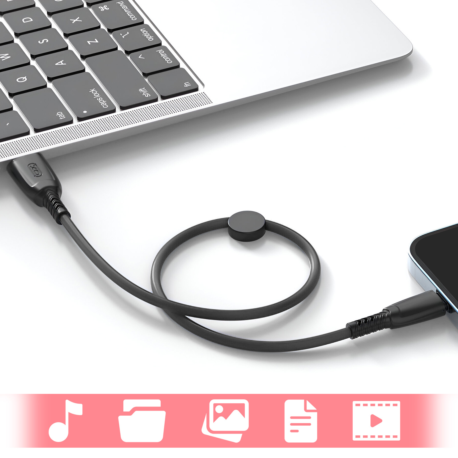 Laptop con cavo nero collegato al telefono. Il cavo forma un anello. Icone di musica, cartella, immagine, documento e riproduzione in basso.