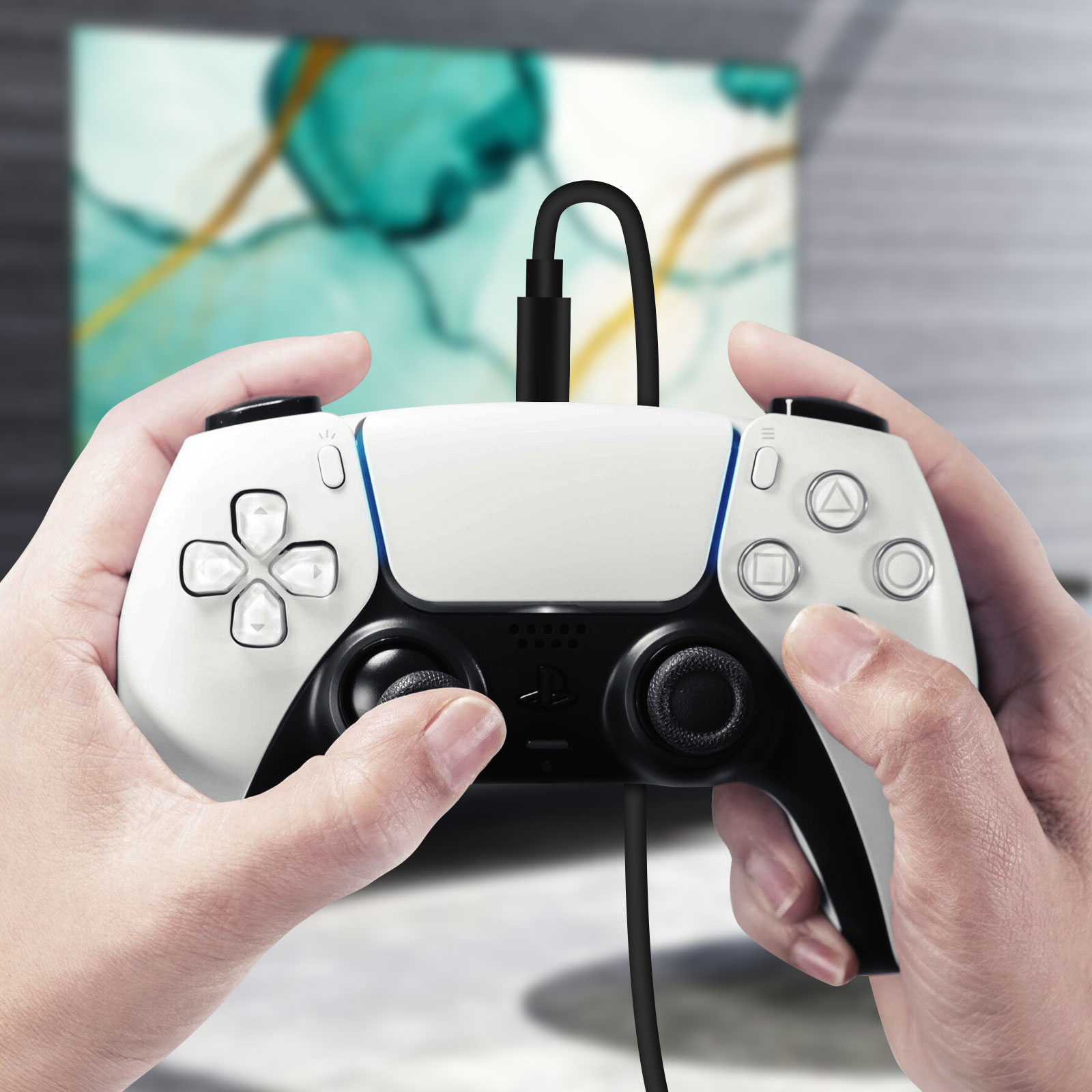 Mani che tengono un controller bianco e nero, collegato da un cavo nero. Arte astratta sullo sfondo.