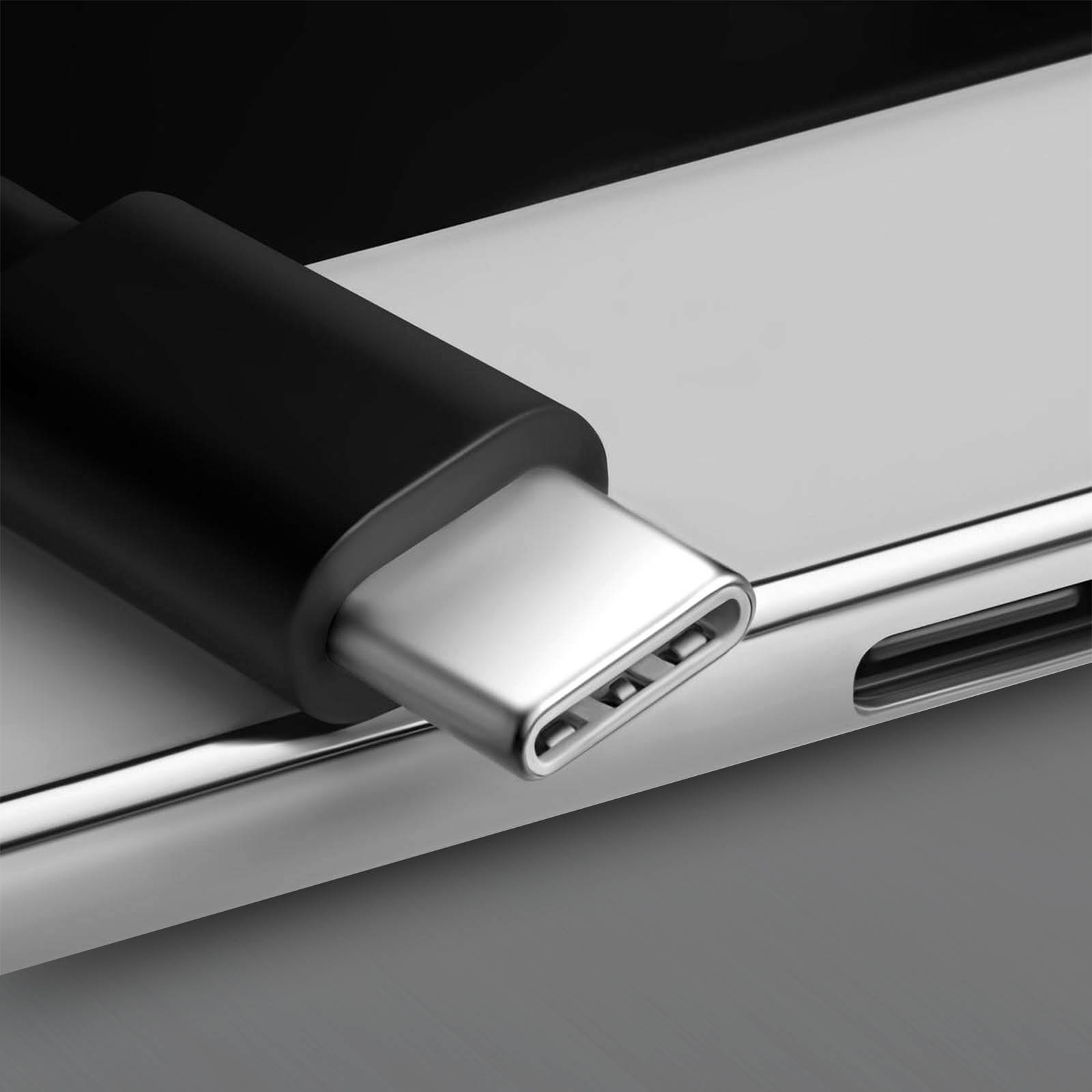 Primo piano di un cavo USB-C collegato a un laptop. Il connettore è argento, il cavo è nero.