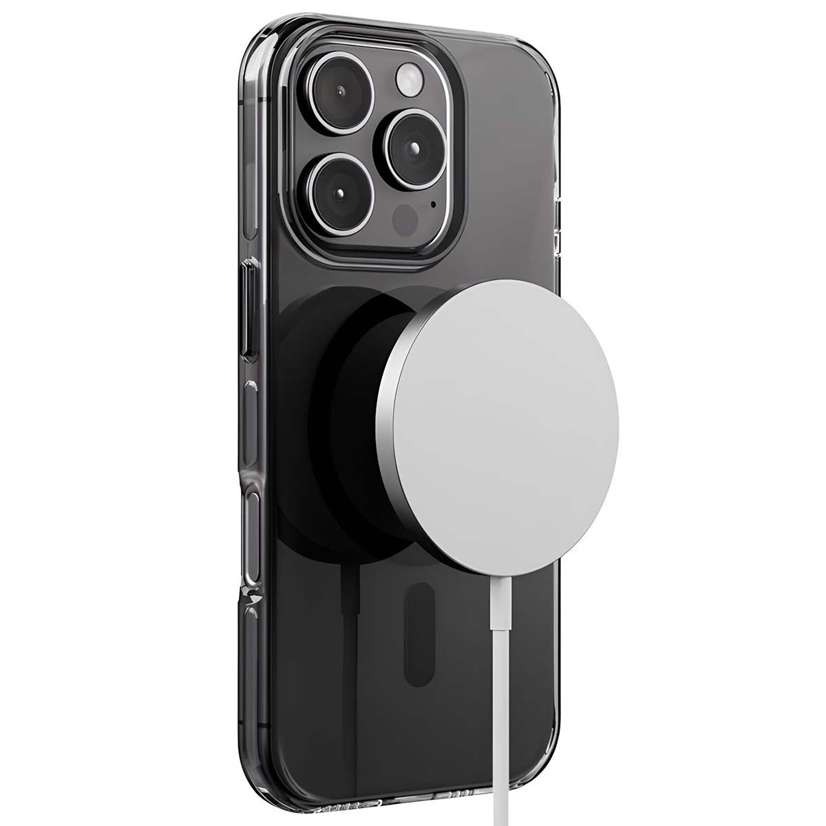 Una custodia trasparente per telefono con un caricatore MagSafe collegato. Il telefono ha più fotocamere. Il caricatore è argento con un cavo bianco.