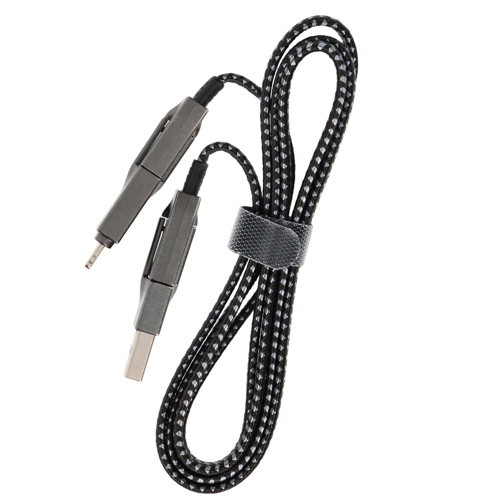 Ein schwarz-weiß geflochtenes USB-Kabel mit zwei Steckern, USB-A und 3,5-mm-Klinke, umwickelt und mit einem Klettverschluss befestigt.