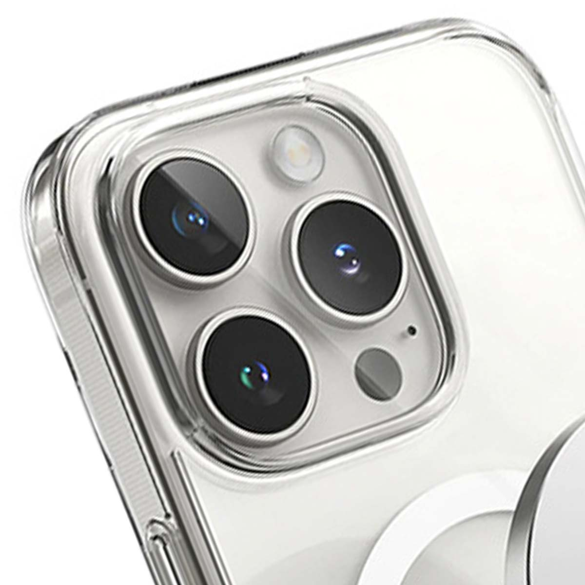 Primo piano di un telefono con custodia trasparente. Il telefono ha più lenti della fotocamera e un flash. La custodia è trasparente.