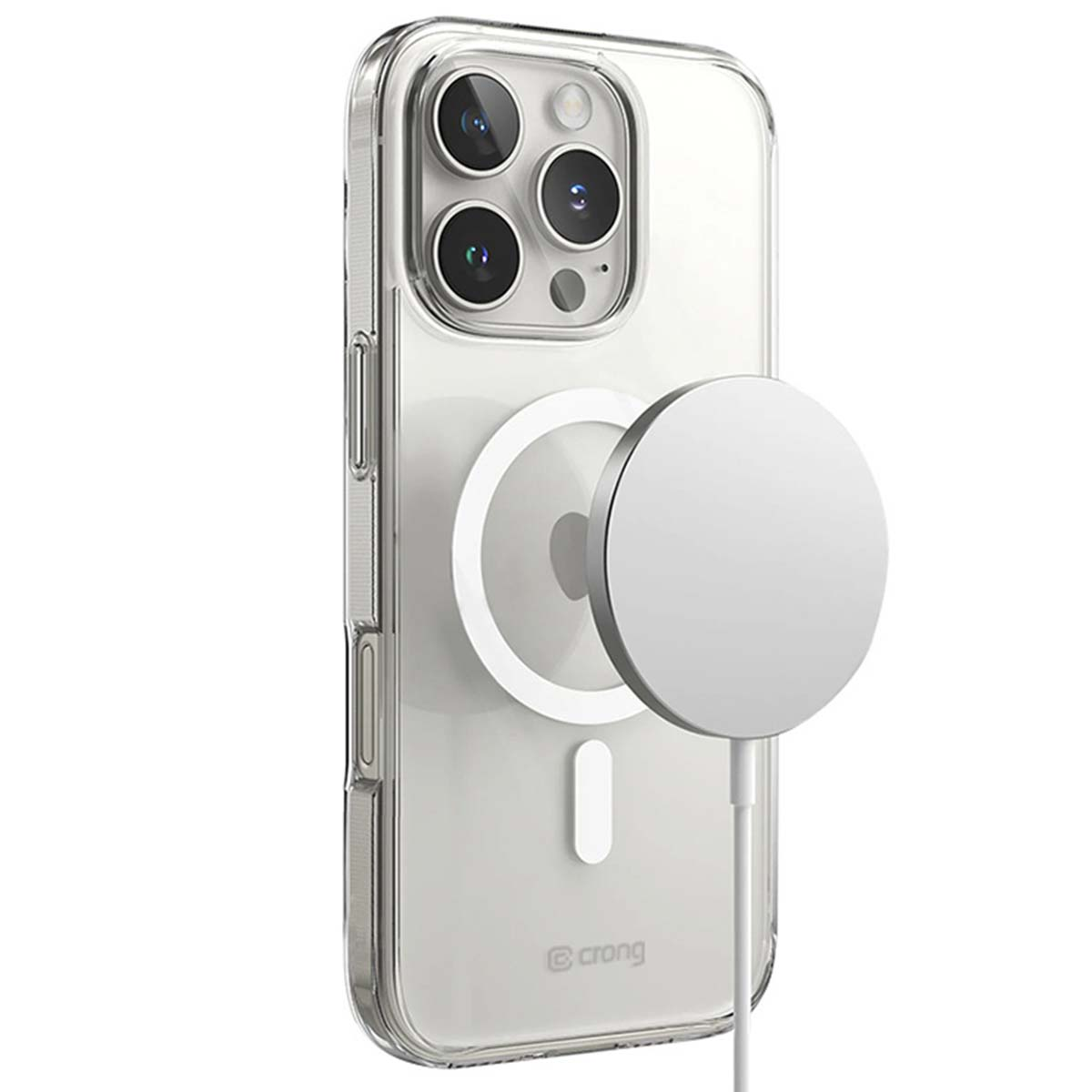 Custodia trasparente con iPhone. Un caricatore MagSafe bianco è collegato. Il telefono ha più obiettivi.