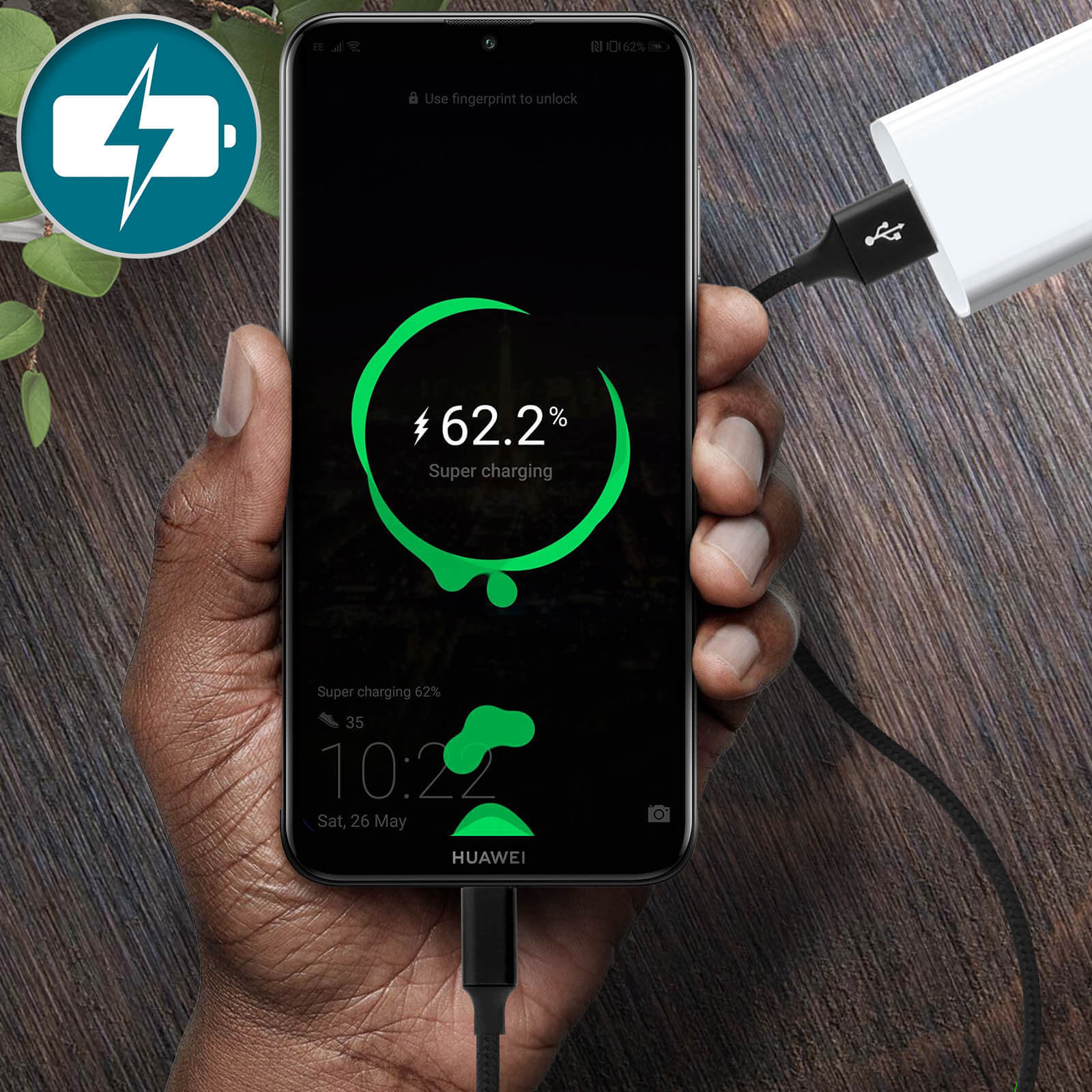 Uno smartphone nero si sta caricando, mostrando il 62,2% e 'Super charging'. Una mano tiene il telefono, collegato a un caricabatterie.