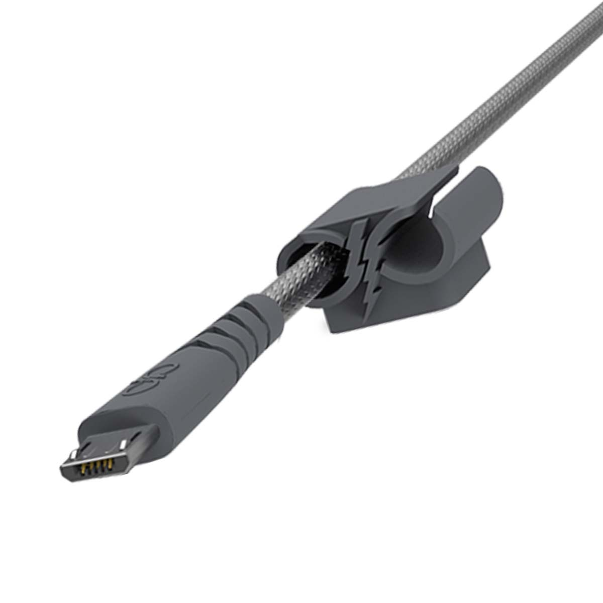 Un cable USB gris con un clip gris. El cable está conectado a un puerto micro USB. El fondo es blanco.