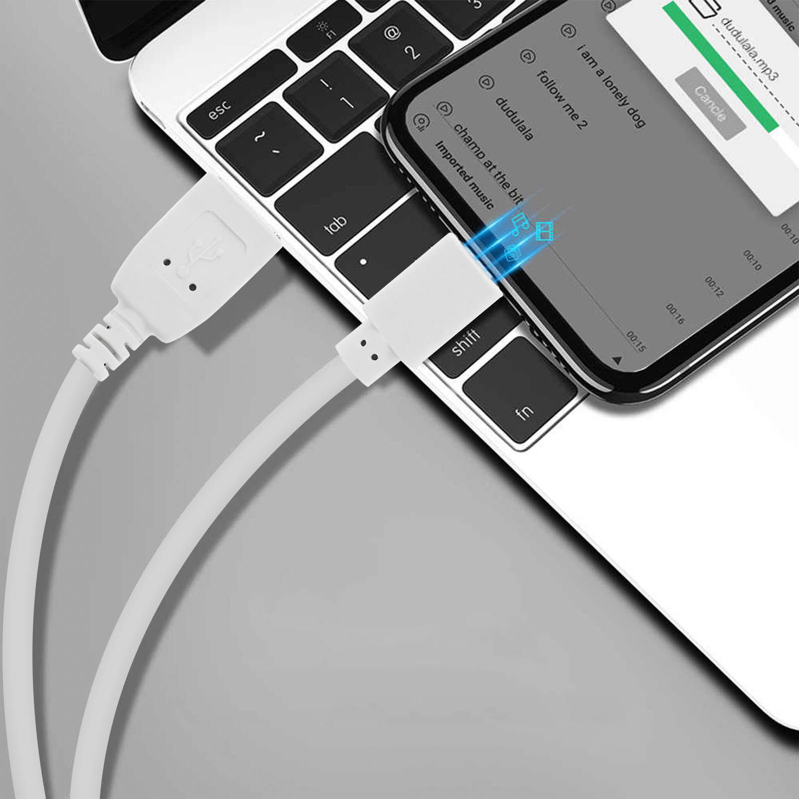 Un téléphone est connecté à un ordinateur portable via un câble USB. Le téléphone affiche une interface d'application musicale.