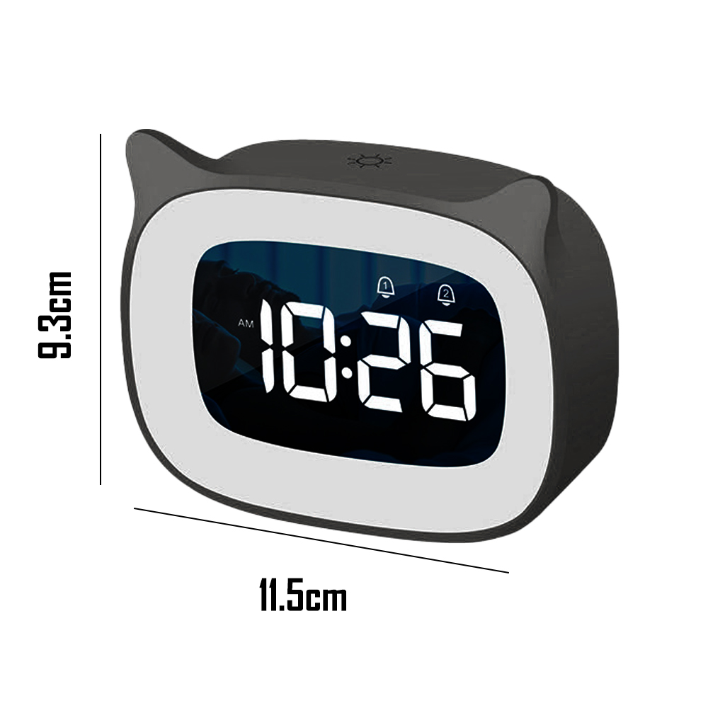 Ein grauer, katzenförmiger digitaler Wecker zeigt 10:26 Uhr an. Abmessungen: 9,3 cm Höhe, 11,5 cm Breite. Weißer Rahmen, dunkles Display.