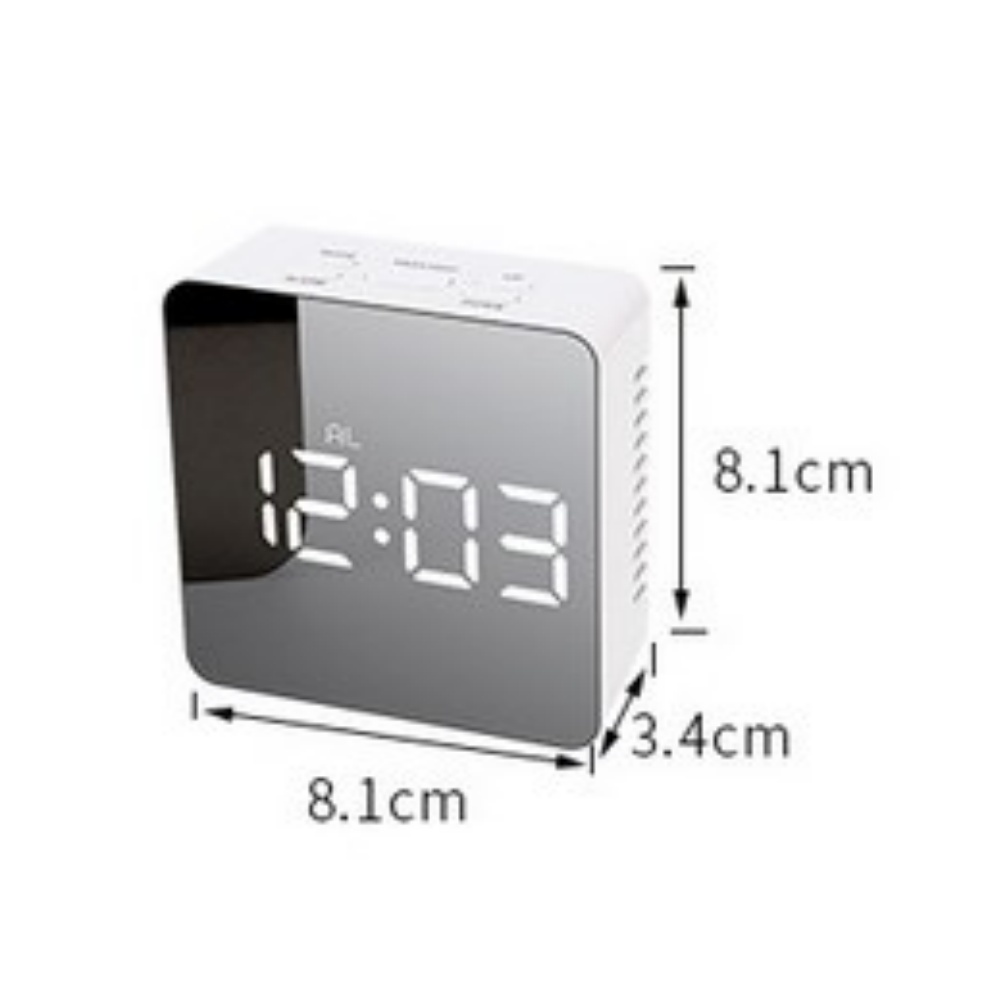 Ein weißer digitaler Wecker zeigt 12:03. Abmessungen: 8,1 cm x 8,1 cm x 3,4 cm. Tasten oben sichtbar.