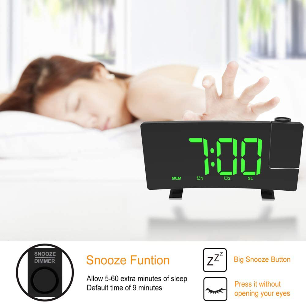 Eine Person greift nach einer Digitaluhr, die 7:00 Uhr anzeigt. Die Uhr hat eine Schlummerfunktion und steht in der Nähe eines Bettes.