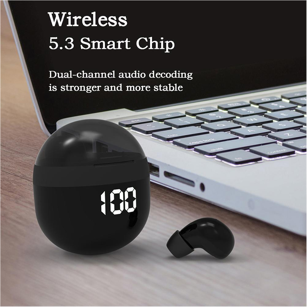 Eine schwarze Ladehülle mit der Anzeige '100', ein einzelner Ohrhörer und ein Laptop im Hintergrund. Text auf dem Bild lautet 'Wireless 5.3 Smart Chip'.