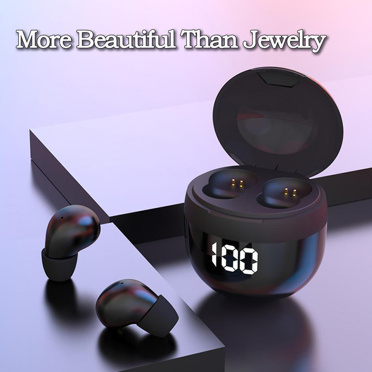 Schwarze kabellose Ohrhörer mit Ladecase. Case zeigt '100', Ohrhörer glänzend. Text 'More Beautiful Than Jewelry' oben.