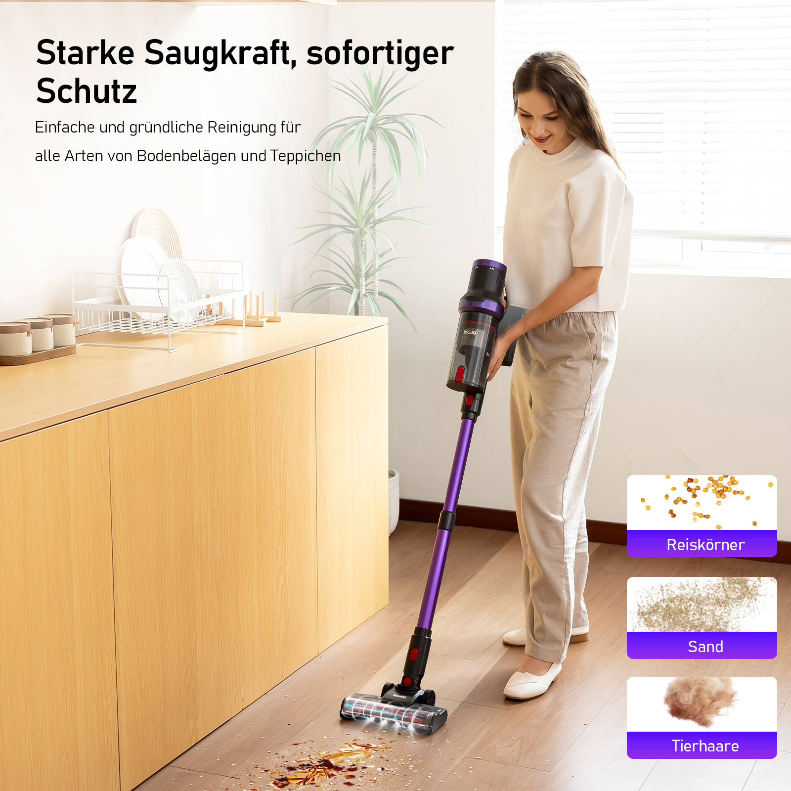 Une femme utilise un aspirateur violet sur un sol en bois. Différents types de débris sont affichés dans des boîtes : riz, sable et cheveux.
