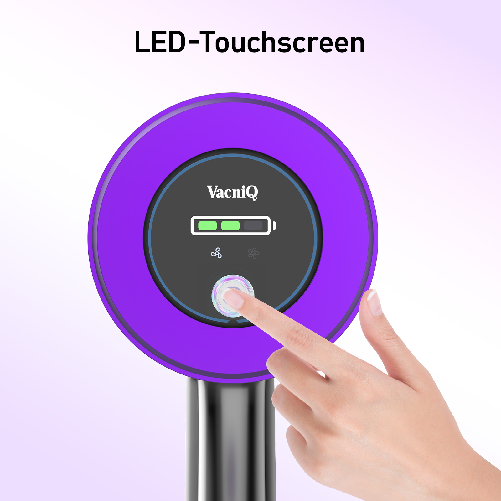 Un doigt touche l'écran tactile d'un ventilateur violet. L'écran affiche des icônes de batterie et de ventilateur.