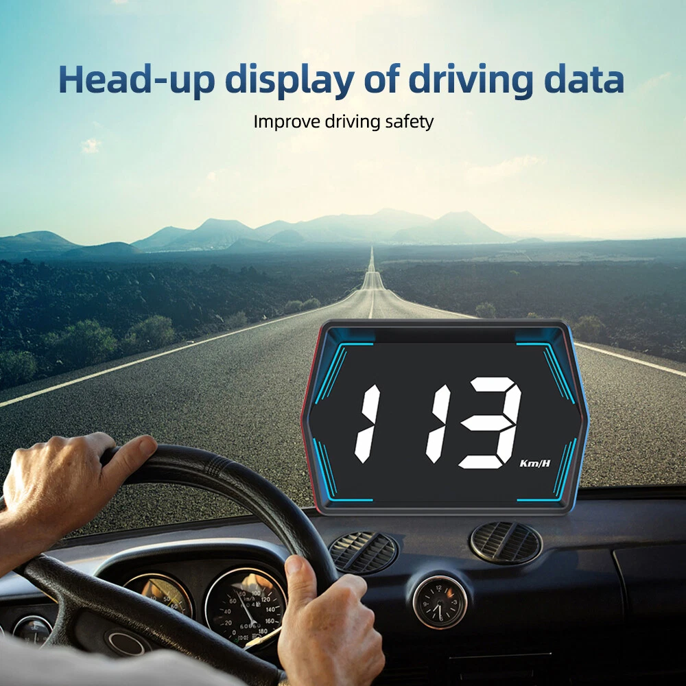 Armaturenbrett eines Autos mit Head-up-Display, das 113 km/h anzeigt. Hände halten das Lenkrad. Eine Straße erstreckt sich in die Ferne.