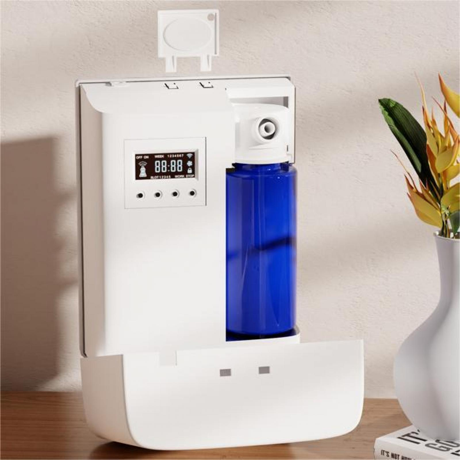 Weißer, an der Wand befestigter Diffusor mit einer blauen Flüssigkeitsflasche. Auf einer Holzoberfläche steht eine Vase mit Blumen.