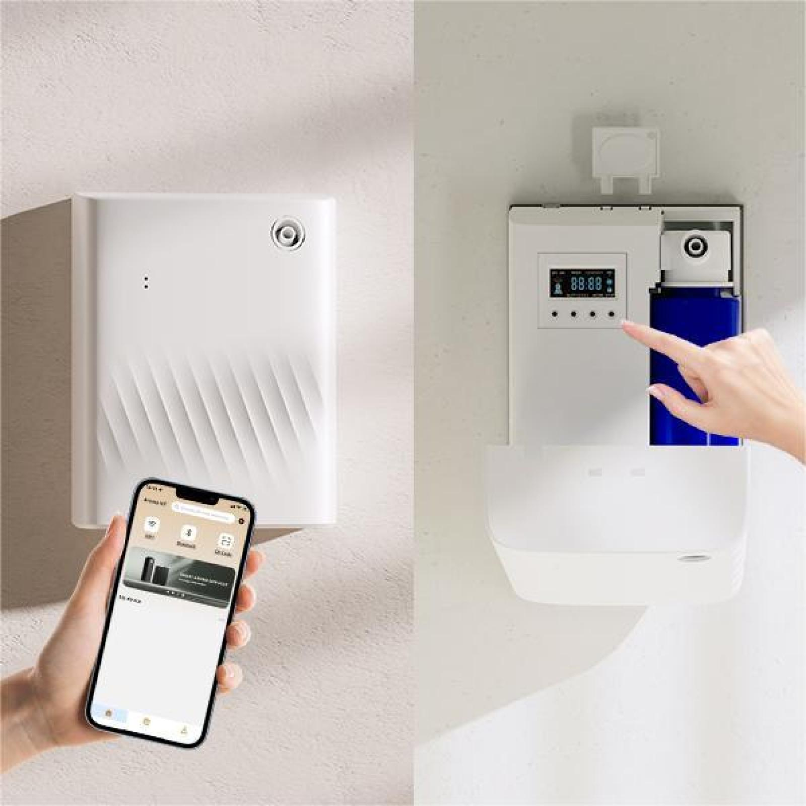 Zwei weiße Lufterfrischer an der Wand. Eine Hand hält ein Telefon mit der App. Eine andere Hand berührt das Gerät.