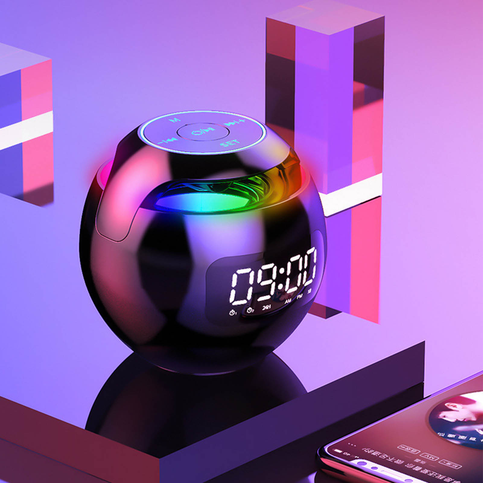 Ein kugelförmiger Lautsprecher mit Digitaluhr zeigt 9:00 Uhr an. Er ist glänzend schwarz mit bunten Lichtern, und der Hintergrund hat geometrische Formen.