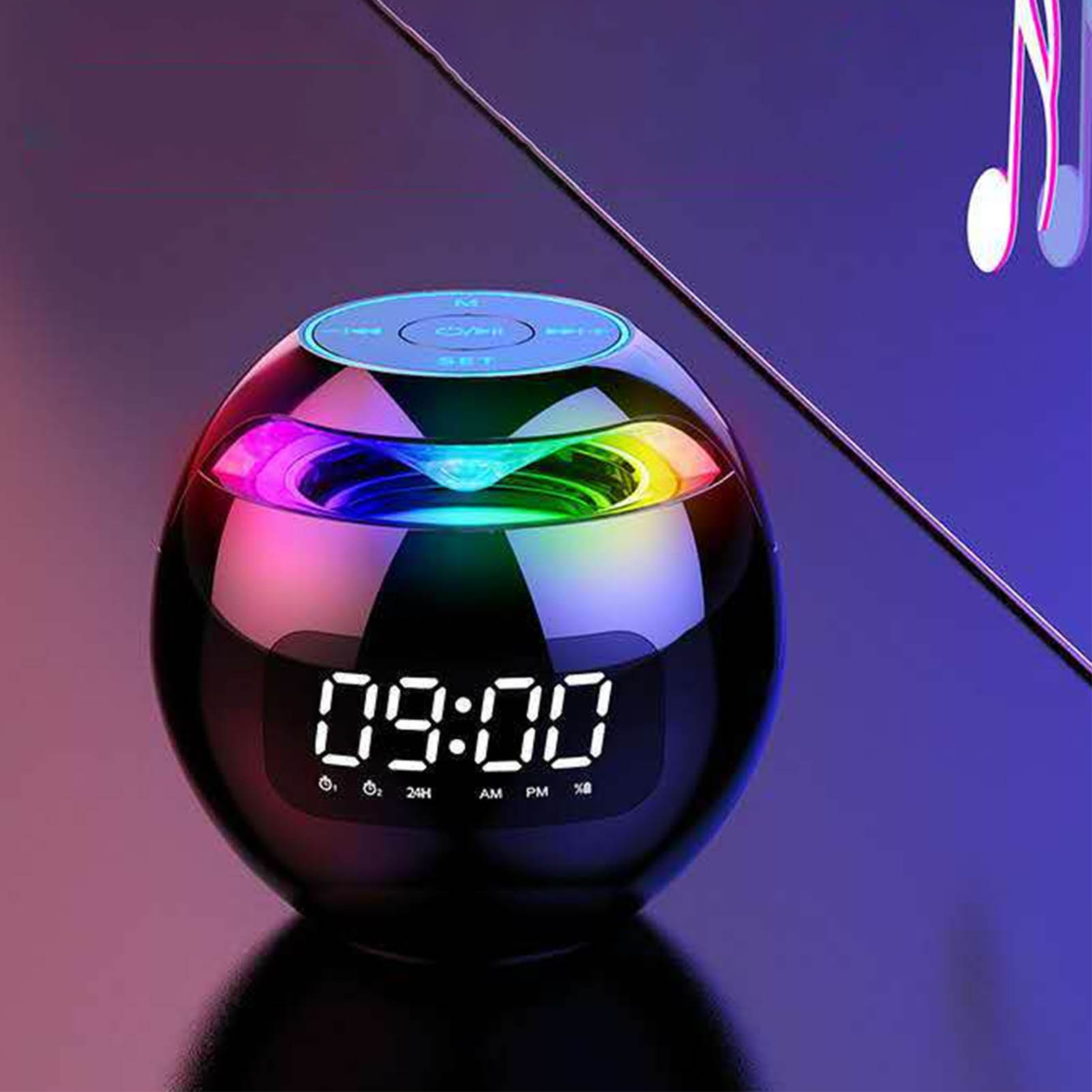 Ein schwarzer, kugelförmiger Lautsprecher mit einer Digitaluhr, die 09:00 anzeigt. Er hat bunte Lichter und eine Musiknotengrafik.