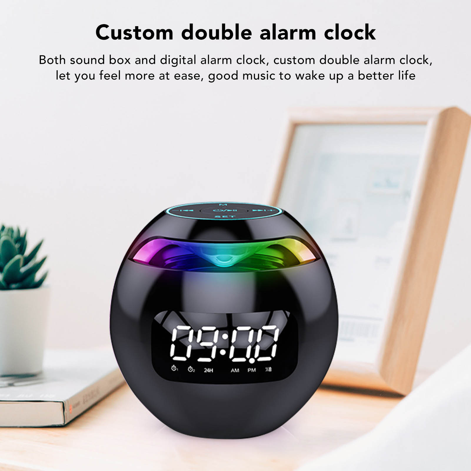 Ein schwarzer, kugelförmiger Wecker mit Digitalanzeige, die 09:00 Uhr anzeigt. Er hat bunte Lichter und steht auf einer Holzoberfläche.