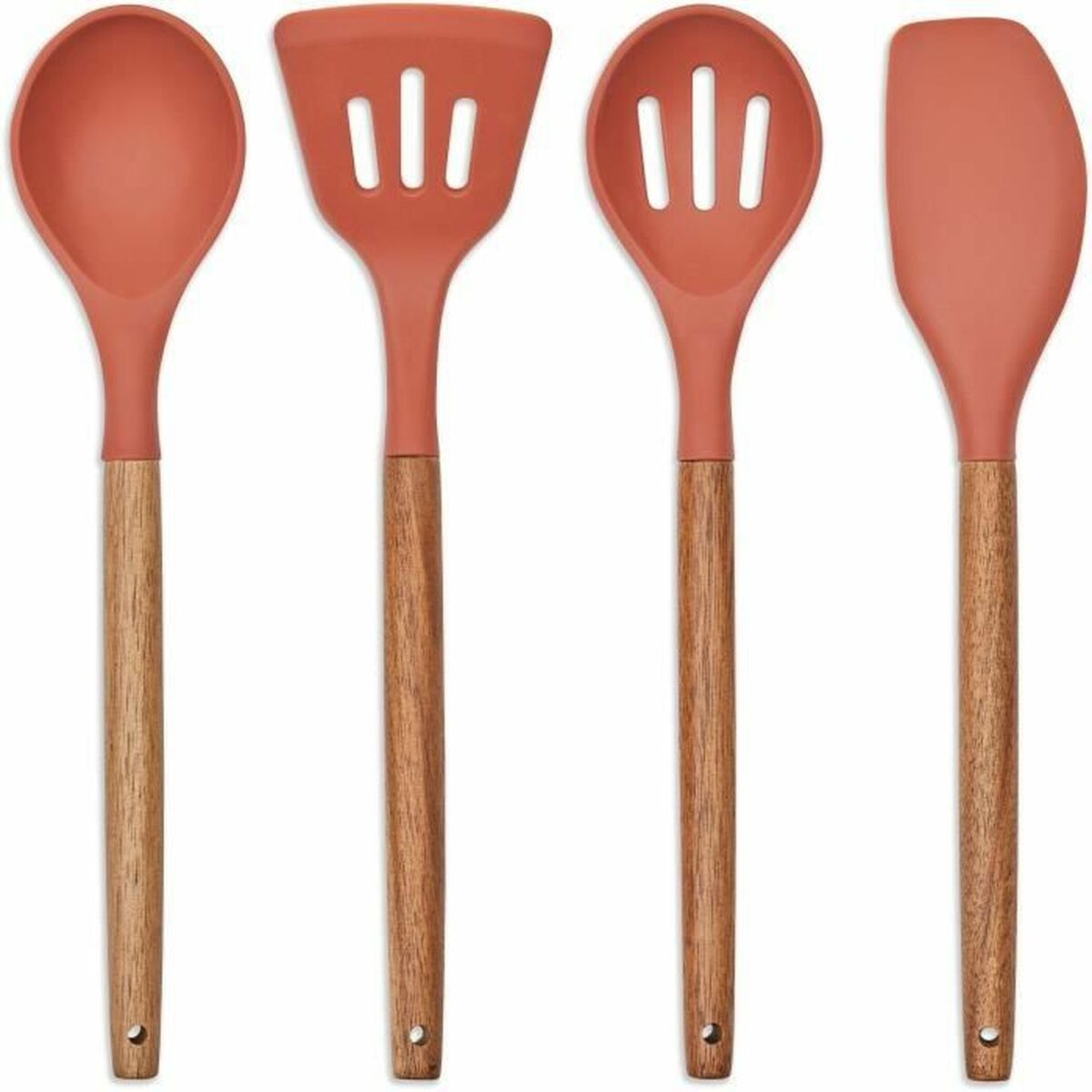 Quattro utensili da cucina: un cucchiaio, una spatola, un mestolo forato e una spatola. Hanno teste arancioni e manici in legno.