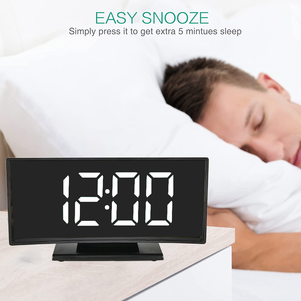 Eine Digitaluhr mit der Anzeige 12:00 steht auf einem Nachttisch. Im Hintergrund schläft ein Mann im Bett. Der Text lautet Easy Snooze.