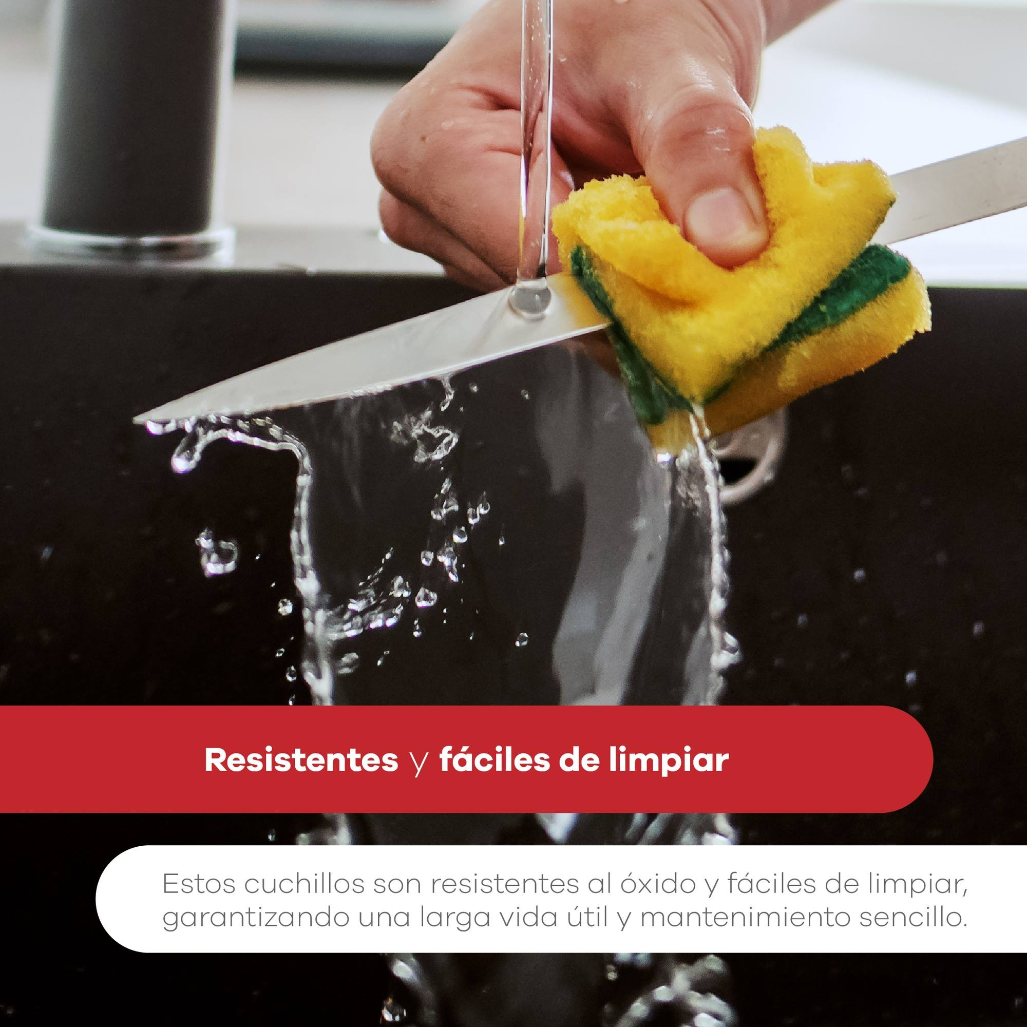 Un cuchillo se lava con una esponja amarilla y verde bajo agua corriente. El cuchillo está en un fregadero negro.