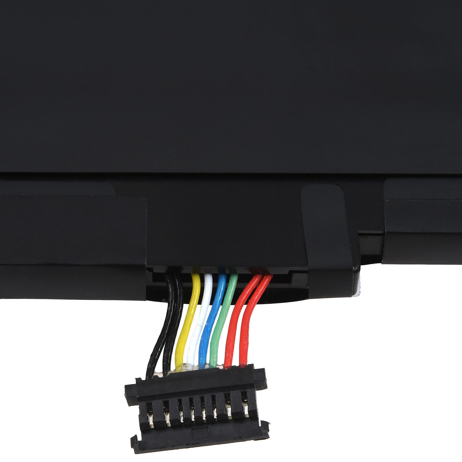 Nahaufnahme einer schwarzen elektronischen Komponente mit Stecker und mehrfarbigen Drähten: schwarz, gelb, weiß, blau, grün, rot.