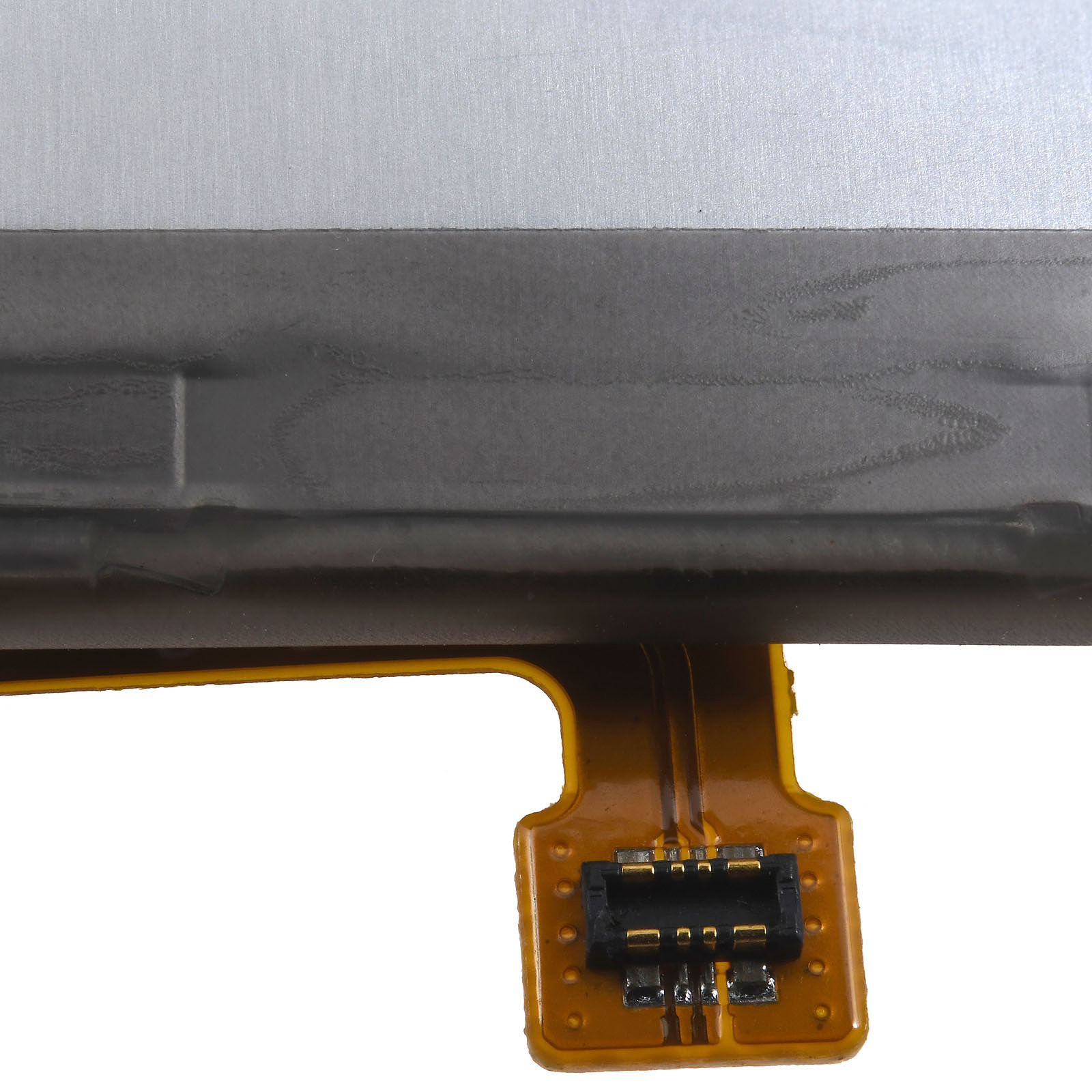 Nahaufnahme einer elektronischen Komponente. Helle graue Oberfläche oben, dunkles graues Band in der Mitte und ein gelber Stecker unten.