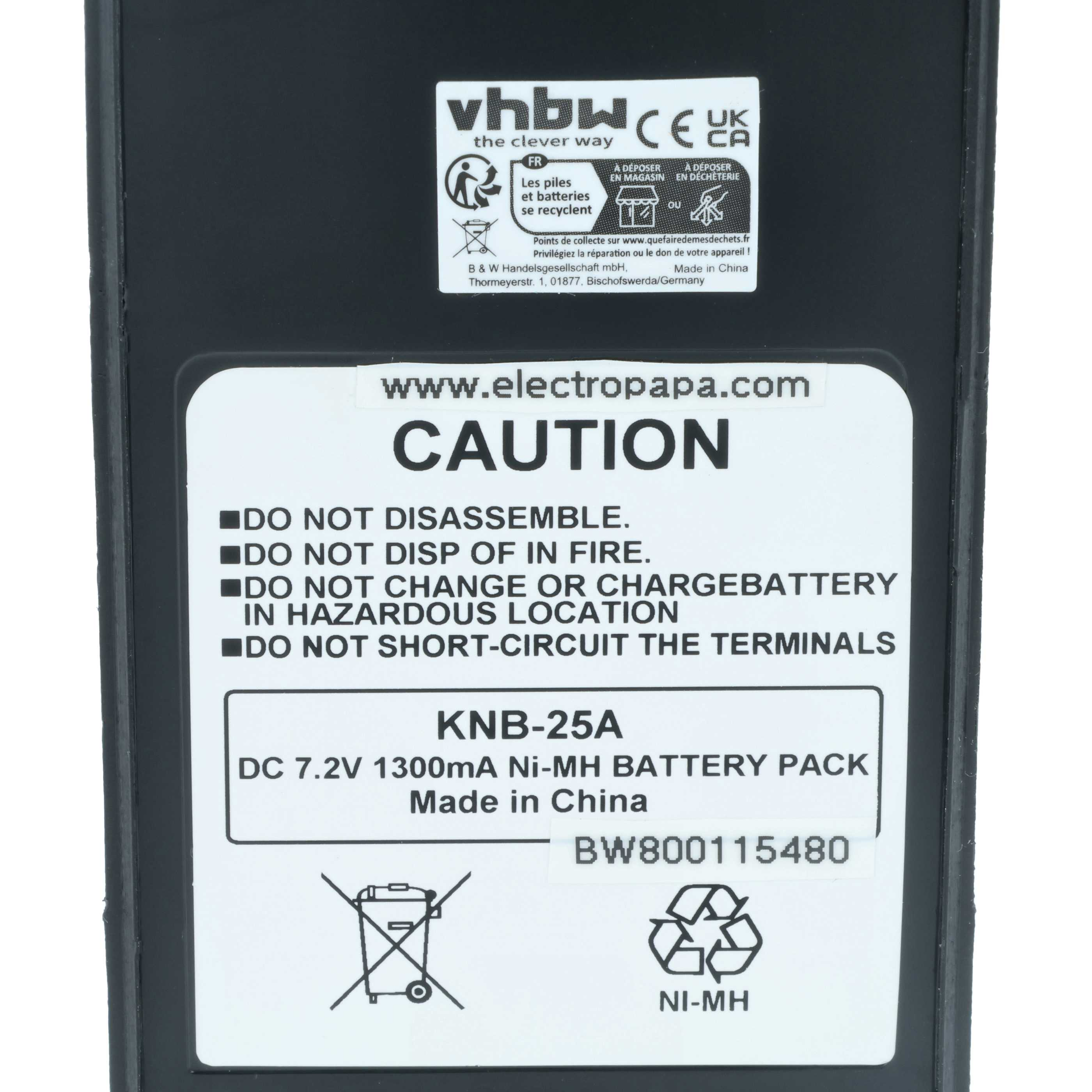 Schwarzer Akku mit weißen Etiketten. Etiketten mit Warnhinweisen, Batteriespezifikationen und Recycling-Symbolen. Oben ist ein Recycling-Logo.