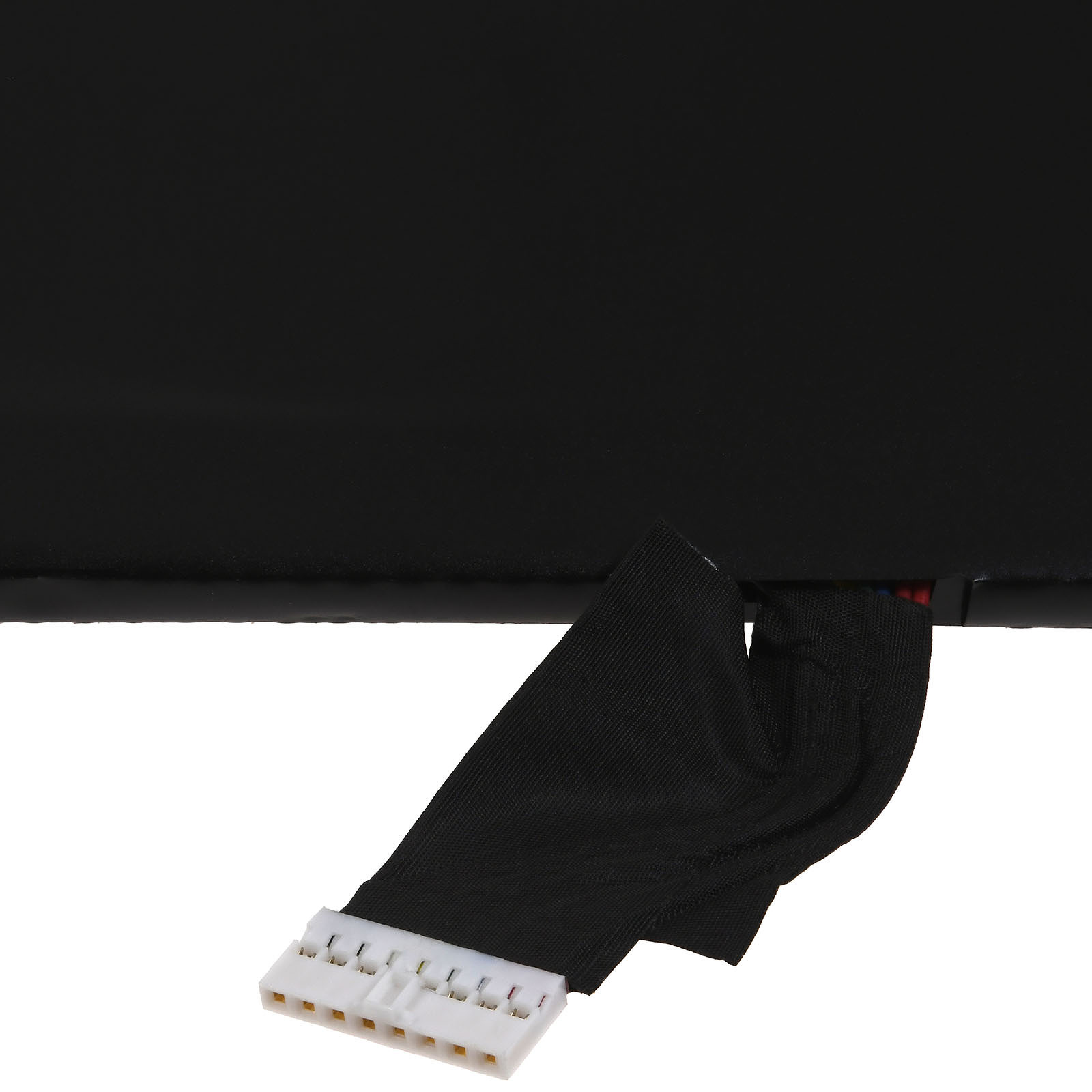 Ein schwarzes Flachbandkabel mit einem weißen Stecker ist an einer schwarzen Oberfläche befestigt, vor weißem Hintergrund.