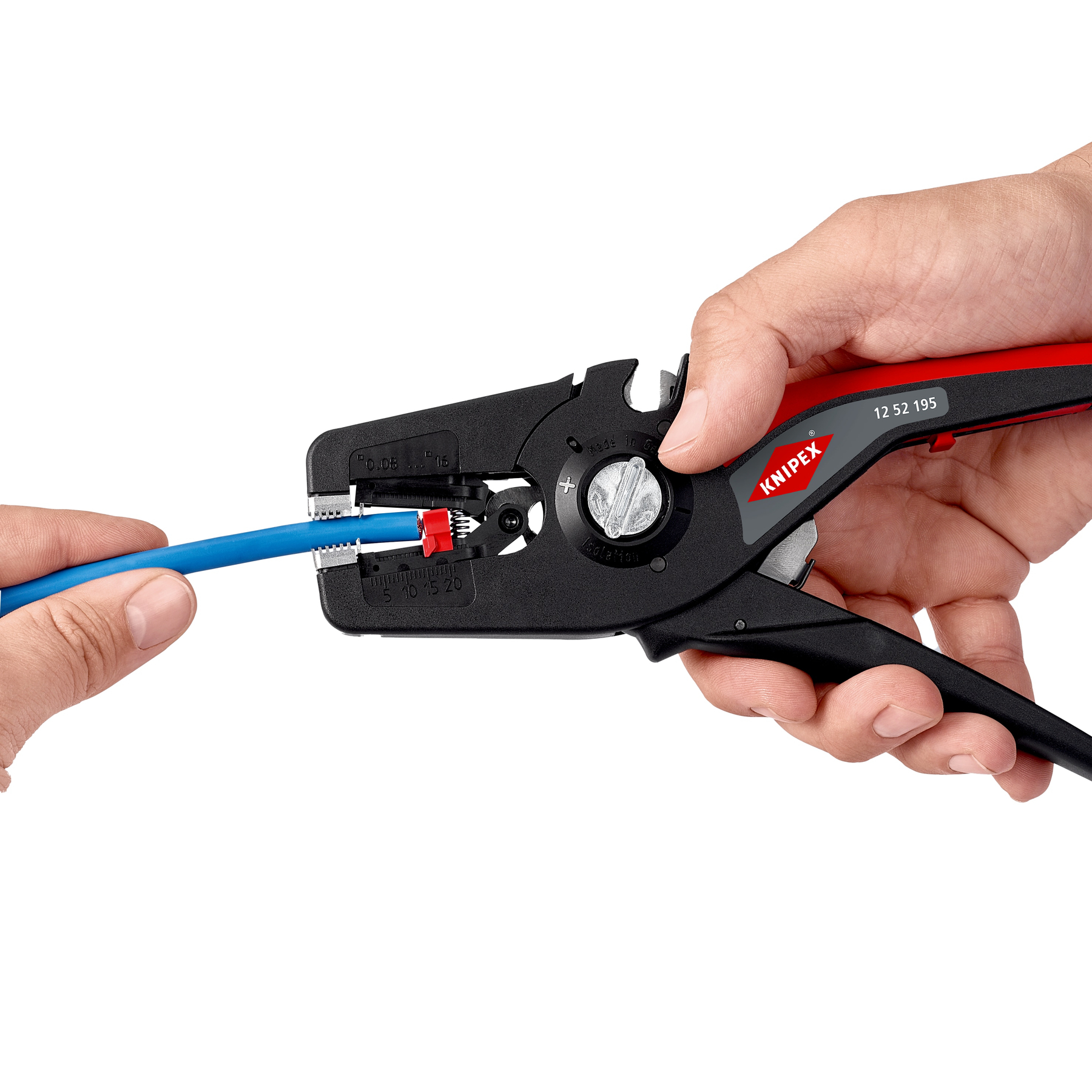 Dłonie używające ściągacza izolacji do cięcia niebieskiego kabla. Narzędzie jest czarne i czerwone, z marką KNIPEX.
